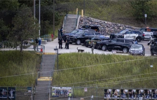 Agentes de policía se encuentran en el lugar de los hechos en la escuela secundaria Evergreen High School, donde se produjo un tiroteo ese mismo día, en Evergreen, Colorado (Estados Unidos), el 10 de septiembre de 2025. Un tiroteo en la escuela secundaria Evergreen High School, Colorado, dejó a tres estudiantes gravemente heridos, incluido el presunto tirador. Las autoridades afirman que ya no existe una amenaza activa. Crédito: CHET STRANGE/AFP vía Getty Images.
