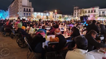 Cena frente a la Catedral de Guadalajara.