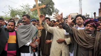 La comunidad cristiana rechaza ataques dirigidos a la Iglesia Católica e iglesias protestantes en el área de Youhanabad de Lahore el 16 de marzo de 2015.