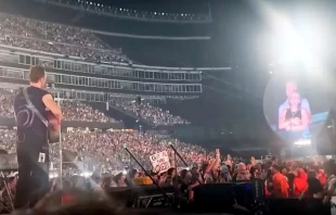 Concierto de Coldplay del 16 de julio en el Estadio Gillette en Foxborough, Massachusetts, donde se capturó un momento viral con una "kiss cam" entre dos ejecutivos. Crédito: captura de YouTube.