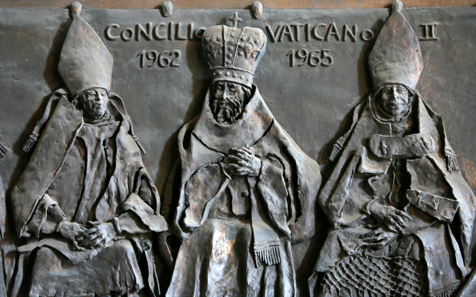 Escultura en la puerta de la basílica de San Pedro: Concilio Vaticano II..?w=200&h=150