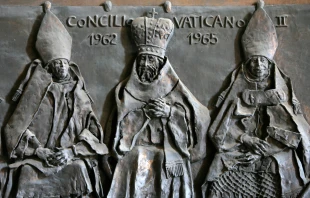 Escultura en la puerta de la basílica de San Pedro: Concilio Vaticano II.. Crédito: Shutterstock
