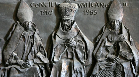 Escultura en la puerta de la basílica de San Pedro: Concilio Vaticano II..
