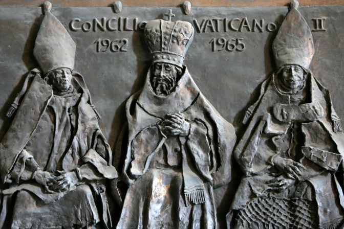 Escultura en la puerta de la basílica de San Pedro: Concilio Vaticano II..