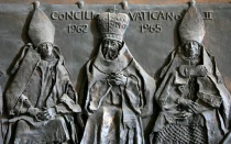 Escultura en la puerta de la basílica de San Pedro: Concilio Vaticano II..