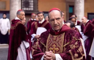 Ralph Fiennes interpreta al Cardenal Lawrence en la película “Conclave”. Crédito: Focus Features / Focus Features