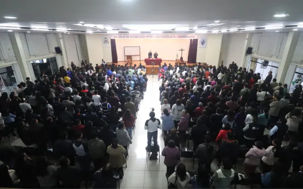 Conferencia de Mons. Jordi Bertomeu para más de 1.500 catequistas el 7 de marzo en Arequipa. Crédito: Arzobispado de Arequipa.