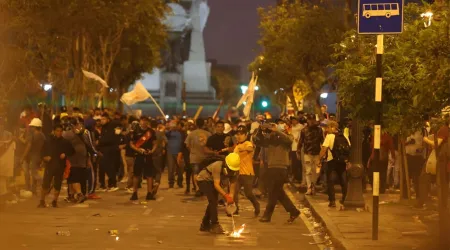 La Iglesia se ofrece como mediadora ante violentas protestas en Perú 
