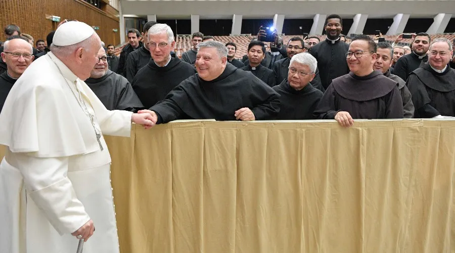 El Papa saluda a participantes del Curso sobre el Fuero Interno. Crédito: Vatican Media?w=200&h=150