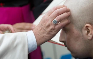 El Papa crisma a Giuseppe. Foto: L'Osservatore Romano 