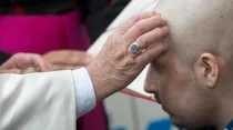 El Papa crisma a Giuseppe. Foto: L'Osservatore Romano