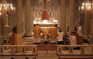 Celebración de la Misa en la forma extraordinaria del Rito Romano. Crédito: James Bradley, CC BY 2.0, vía Wikimedia Commons.