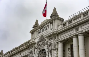 Fachada exterior del edificio del Congreso del Perú Crédito: marca verde - Shutterstock