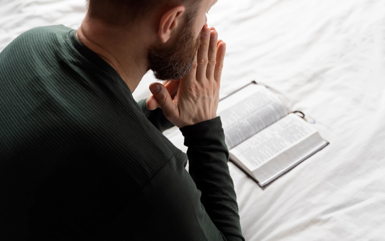 Imagen referencial de hombre rezando?w=200&h=150