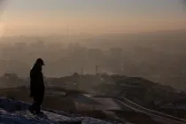 Fotografía tomada el 16 de enero de 2022 muestra a un hombre observando el humo que se cierne sobre las casas en Ulán Bator, la capital de Mongolia.