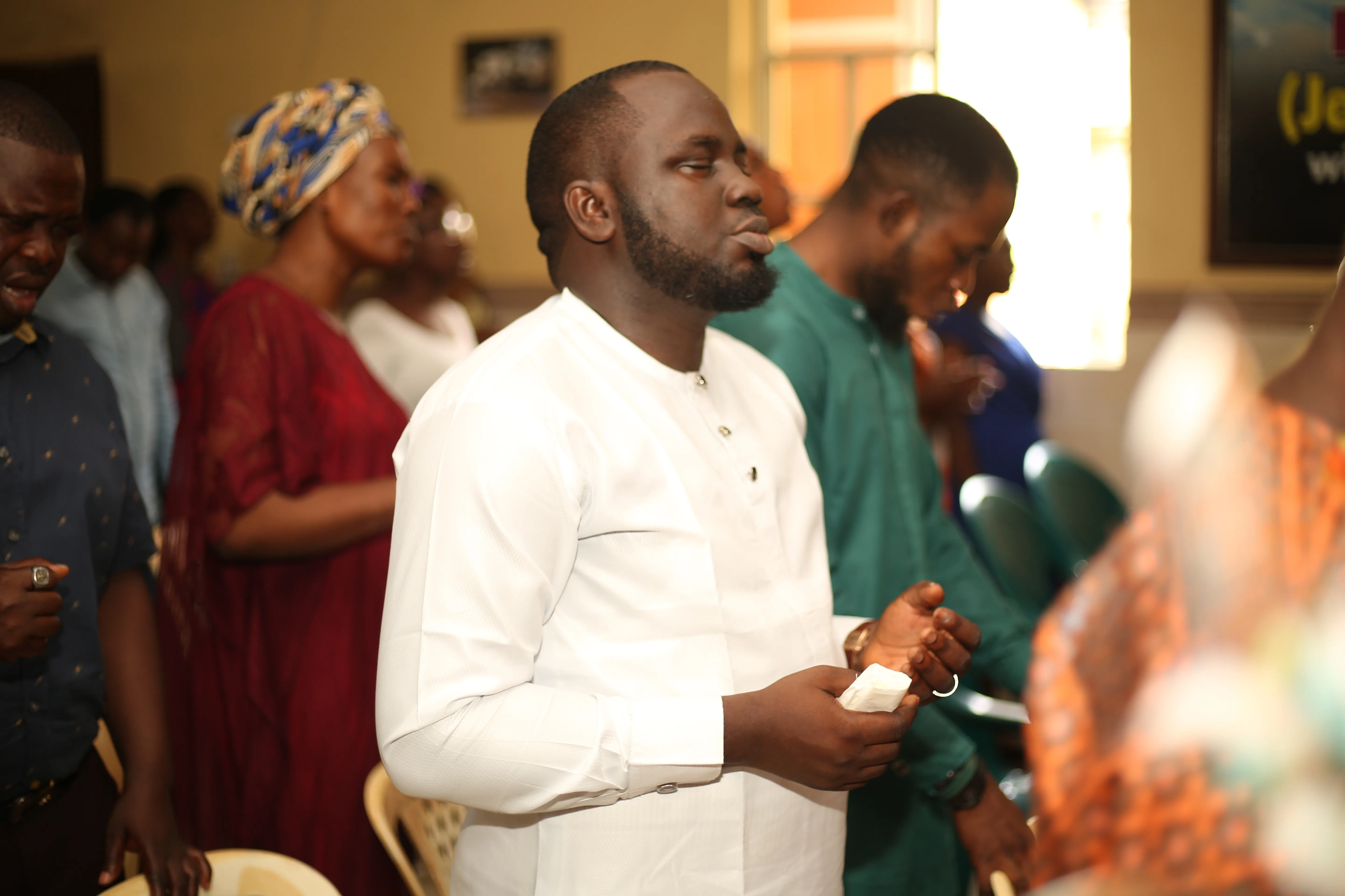 Fieles nigerianos rezando al interior de una iglesia en Lagos, Nigeria, el 21 de agosto de 2022?w=200&h=150