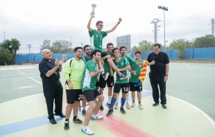 Mons. Enrique Benavent, Arzobispo de Valencia, aplaude a los campeones de la I Copa Nacional de futbol de seminarios. Crédito: AVAN