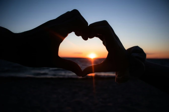 Manos en forma de corazón
