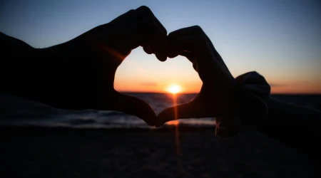 Manos en forma de corazón