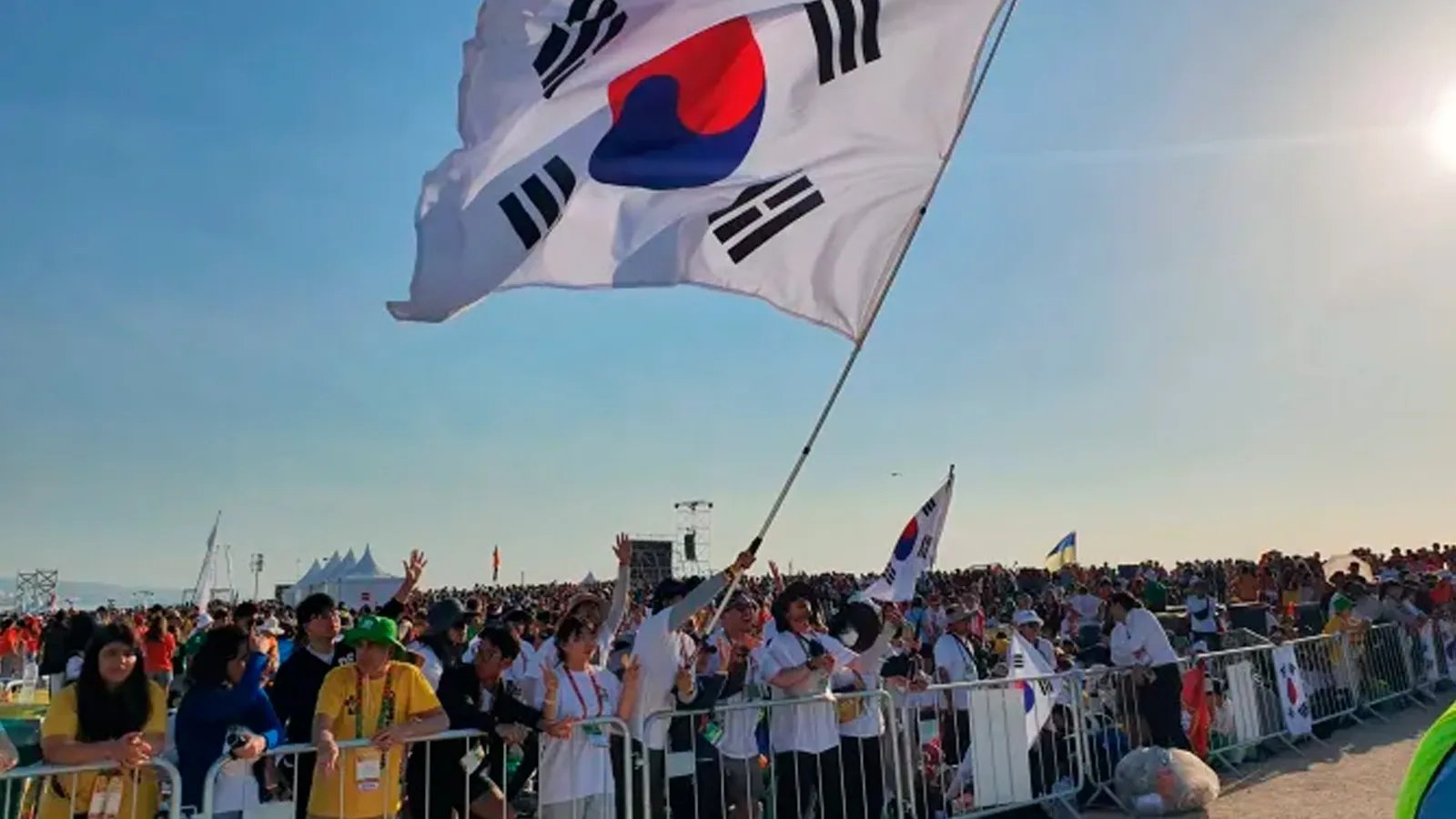 Peregrinos de Corea del Sur ondean una bandera en la Misa con el Papa Francisco para la clausura de la Jornada Mundial de la Juventud 2023, en Lisboa, el 6 de agosto de 2023.?w=200&h=150