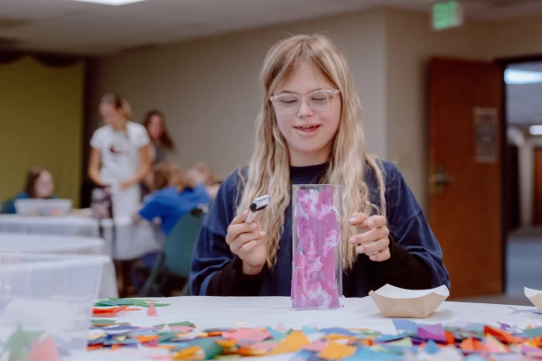 Una estudiante disfruta de la Academia de Artes Amigos del Club 21 en Colorado Springs, Colorado. Crédito: Alexander Sato Andrews/Cortesía de Amigos del Club 21/ Samantha Knott