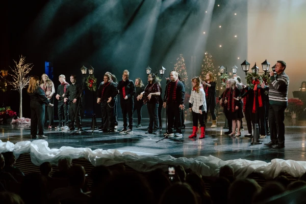 El espectáculo "Navidad Este Año" de los Amigos del Club 21 en el escenario. Crédito: Cortesía de los Amigos del Club 21