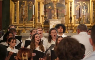 Un coro en una iglesia católica. Crédito: Green Liu / Unsplash.