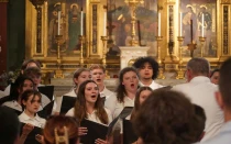 Un coro en una iglesia católica.