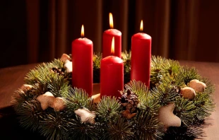 Corona de Adviento. Crédito: beasternchen / Pixabay.