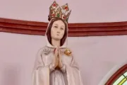 Imagen de la Virgen de la Rosa Mística con su corona