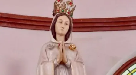 Imagen de la Virgen de la Rosa Mística con su corona