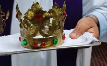 Corona de la Virgen recuperada luego de haber sido robada de su santuario en Argentina