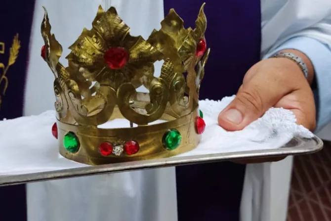 Corona de la Virgen recuperada luego de haber sido robada de su santuario en Argentina