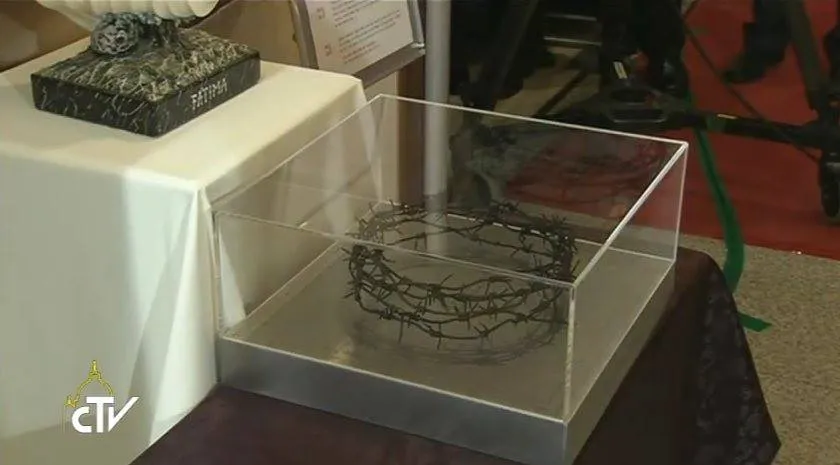 La corona de espinas que le obsequiaron al Papa Francisco en Corea (imagen captura de pantalla youtube CTV)