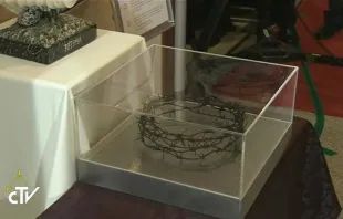 La corona de espinas que le obsequiaron al Papa Francisco en Corea (imagen captura de pantalla youtube CTV) 