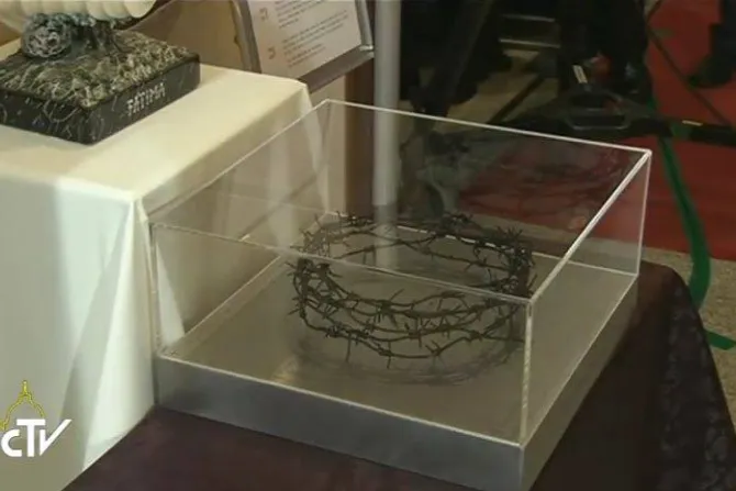 Obsequian al Papa Francisco corona de espinas hecha con restos de cerca original que dividió a Corea