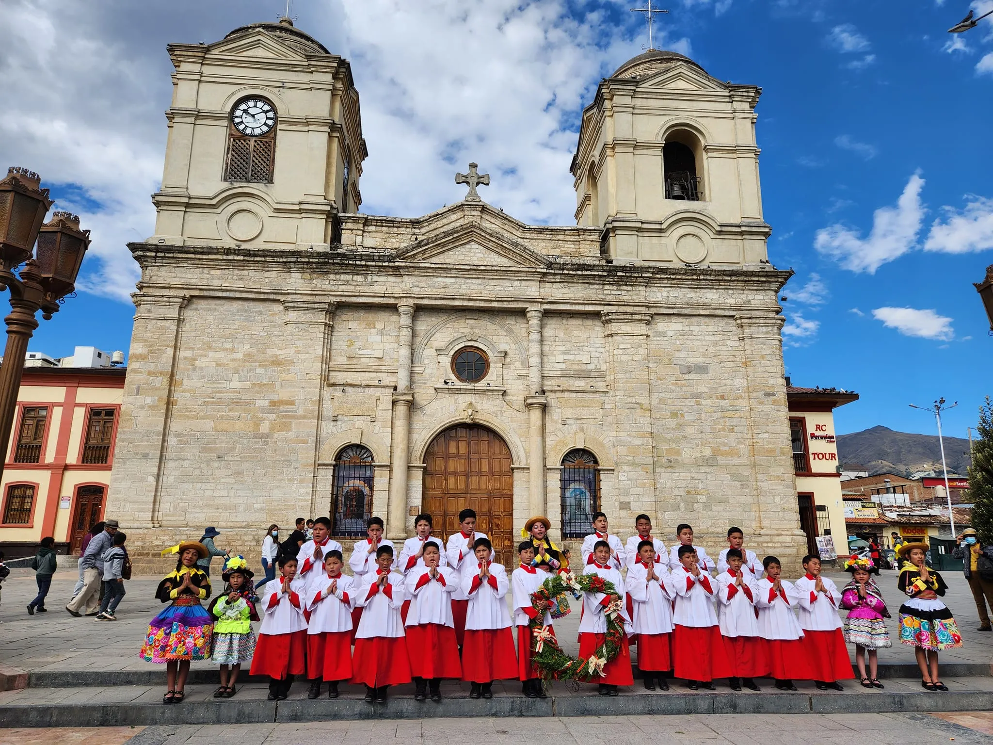 Coro de Niños Acólitos de Huancavelica frente a la Catedral de Huancayo, noviembre de 2022.?w=200&h=150