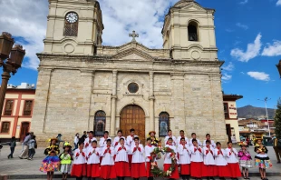 Coro de Niños Acólitos de Huancavelica frente a la Catedral de Huancayo, noviembre de 2022. Crédito: P. Carlos López
