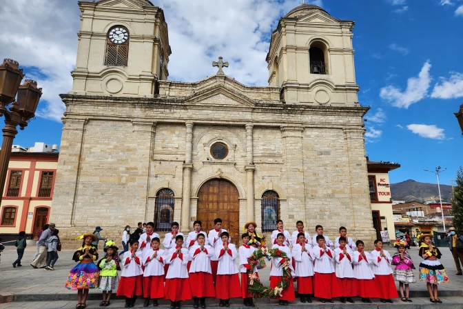 Coro de Niños Acólitos de Huancavelica frente a la Catedral de Huancayo