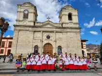 Coro de Niños Acólitos de Huancavelica frente a la Catedral de Huancayo, noviembre de 2022.