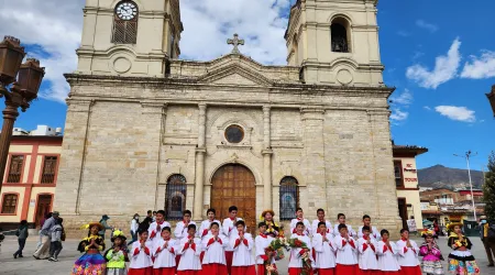 Coro de Niños Acólitos de Huancavelica frente a la Catedral de Huancayo