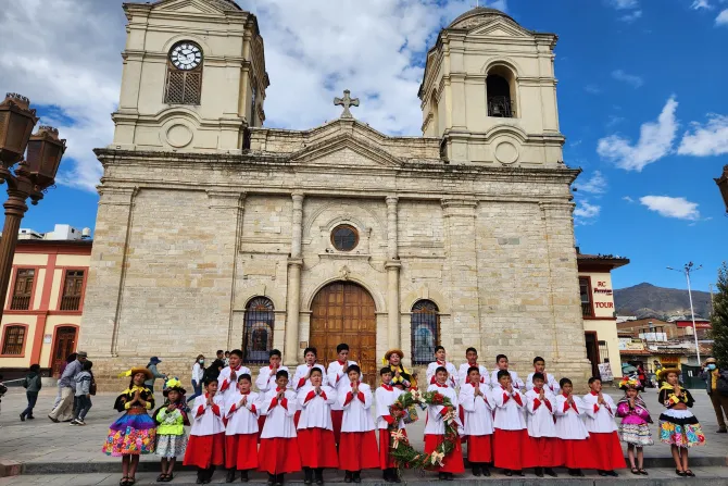 Coro de Niños Acólitos de Huancavelica frente a la Catedral de Huancayo
