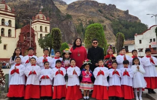 Coro de Niños Acólitos de Huancavelica. Crédito: P. Carlos López, director del coro.