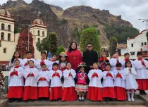 Coro de Niños Acólitos de Huancavelica.