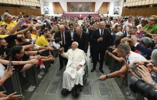 El Papa Francisco saluda a los participantes en una reunión de cantantes de coro, músicos y directores en el Aula Pablo VI del Vaticano el 8 de junio de 2024. Crédito: Vatican Media