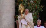 El Papa Francisco bendice a los fieles con el Santísimo al final de la procesión eucarística en Corpus Christi.