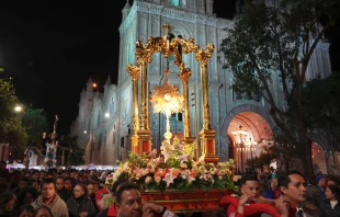 Corpus Christi 2025 en Cuenca (Ecuador), junto a la Catedral de la Inmaculada Concepción. Crédito: Mario Calle / Radio Católica Cuenca.