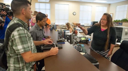 Kim Davis (a la derecha) aparece en esta fotografía de 2015, cuando era secretaria del tribunal del condado de Rowan, Kentucky..