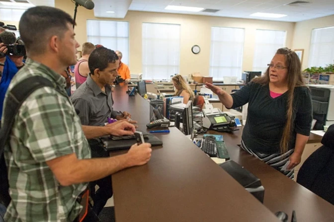 Kim Davis (a la derecha) aparece en esta fotografía de 2015, cuando era secretaria del tribunal del condado de Rowan, Kentucky..