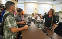 Kim Davis (a la derecha) aparece en esta fotografía de 2015, cuando era secretaria del tribunal del condado de Rowan, Kentucky. Alegando una objeción religiosa sincera, Davis se negó a expedir licencias de matrimonio a parejas del mismo sexo, desafiando así un fallo de la Corte Suprema de Estados Unidos.